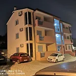J&j New Modern Elegant With Balcony And Loggia - Free Private Parking Fast Wi-fi And 3 Air Conditioners アパート プーラ