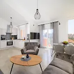 J&j New Modern Elegant With Balcony And Loggia - Free Private Parking Fast Wi-fi And 3 Air Conditioners