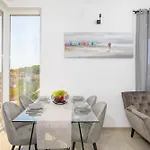 J&j New Modern Elegant With Balcony And Loggia - Free Private Parking Fast Wi-fi And 3 Air Conditioners プーラ