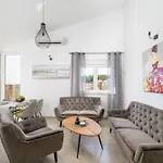 J&j New Modern Elegant With Balcony And Loggia - Free Private Parking Fast Wi-fi And 3 Air Conditioners アパート プーラ