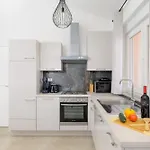 J&j New Modern Elegant With Balcony And Loggia - Free Private Parking Fast Wi-fi And 3 Air Conditioners アパート プーラ