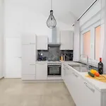 アパート J&j New Modern Elegant With Balcony And Loggia - Free Private Parking Fast Wi-fi And 3 Air Conditioners