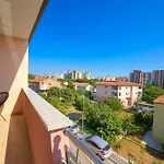 アパート J&j New Modern Elegant With Balcony And Loggia - Free Private Parking Fast Wi-fi And 3 Air Conditioners プーラ