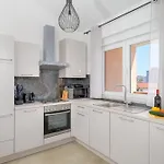 J&j New Modern Elegant With Balcony And Loggia - Free Private Parking Fast Wi-fi And 3 Air Conditioners プーラ