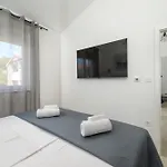 J&j New Modern Elegant With Balcony And Loggia - Free Private Parking Fast Wi-fi And 3 Air Conditioners アパート プーラ
