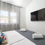 J&j New Modern Elegant With Balcony And Loggia - Free Private Parking Fast Wi-fi And 3 Air Conditioners