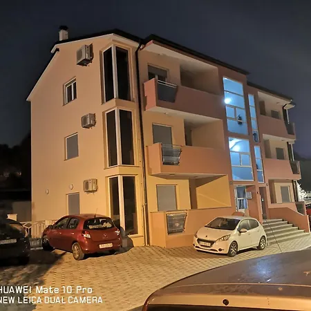 J&j New Modern Elegant With Balcony And Loggia - Free Private Parking Fast Wi-fi And 3 Air Conditioners Apartman Pula