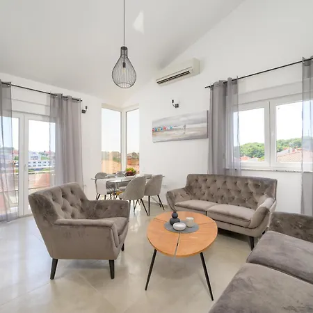 J&j New Real Estate 2024 - Free Private Parking And Fast Wi-fi Apartment *