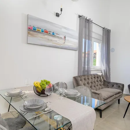 Apartman J&j New Modern Elegant With Balcony And Loggia - Free Private Parking Fast Wi-fi And 3 Air Conditioners *