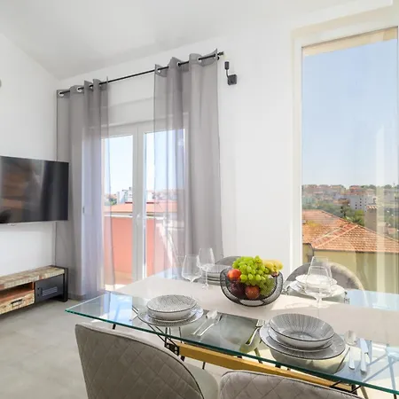 J&j New Modern Elegant With Balcony And Loggia - Free Private Parking Fast Wi-fi And 3 Air Conditioners Apartman