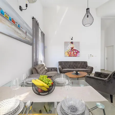 J&j New Modern Elegant With Balcony And Loggia - Free Private Parking Fast Wi-fi And 3 Air Conditioners Apartman *
