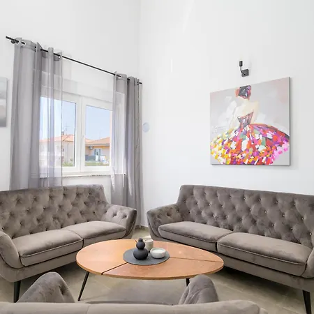 Apartman J&j New Modern Elegant With Balcony And Loggia - Free Private Parking Fast Wi-fi And 3 Air Conditioners *