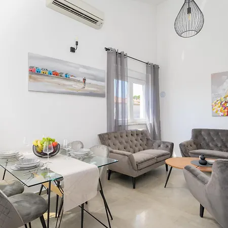 Apartman J&j New Modern Elegant With Balcony And Loggia - Free Private Parking Fast Wi-fi And 3 Air Conditioners