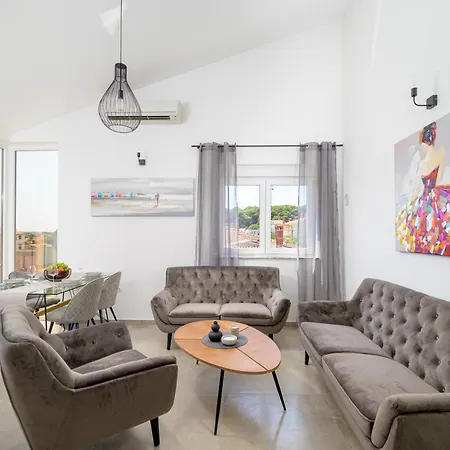 J&j New Modern Elegant With Balcony And Loggia - Free Private Parking Fast Wi-fi And 3 Air Conditioners Apartman Pula