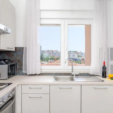 J&j New Modern Elegant With Balcony And Loggia - Free Private Parking - Fast Wi-fi And 3 Air Conditioners Apartment