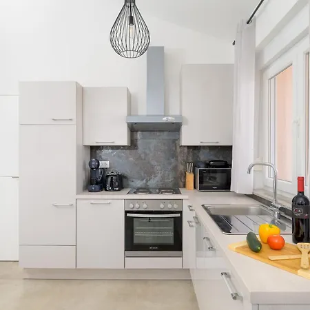 J&j New Modern Elegant With Balcony And Loggia - Free Private Parking Fast Wi-fi And 3 Air Conditioners Apartman Pula