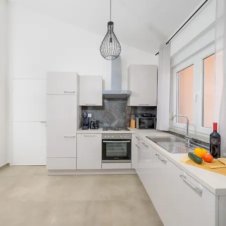 Apartman J&j New Modern Elegant With Balcony And Loggia - Free Private Parking Fast Wi-fi And 3 Air Conditioners