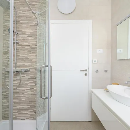 J&j New Modern Elegant With Balcony And Loggia - Free Private Parking Fast Wi-fi And 3 Air Conditioners Apartman *