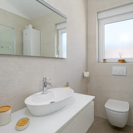 J&j New Real Estate 2024 - Free Private Parking And Fast Wi-fi Apartment Pula