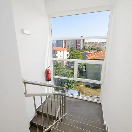 아파트 J&j New Modern Elegant With Balcony And Loggia - Free Private Parking - Fast Wi-fi And 3 Air Conditioners *