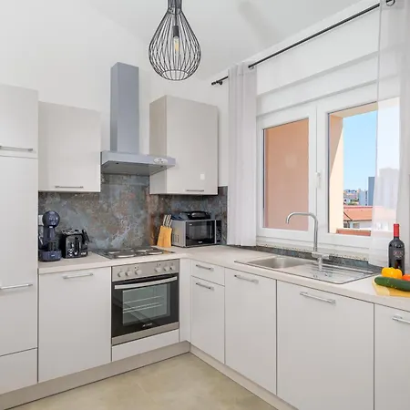 J&j New Modern Elegant With Balcony And Loggia - Free Private Parking Fast Wi-fi And 3 Air Conditioners Pula