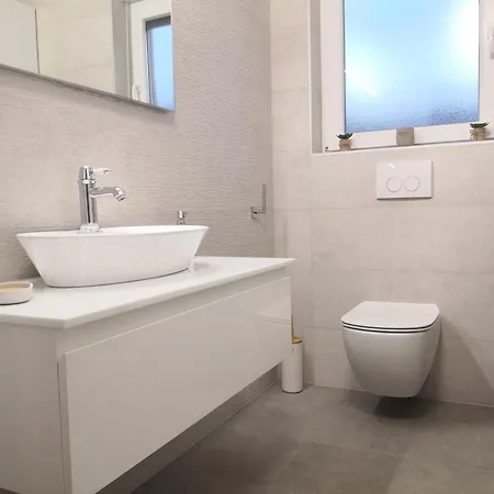 Apartman J&j New Modern Elegant With Balcony And Loggia - Free Private Parking Fast Wi-fi And 3 Air Conditioners