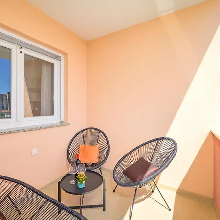 J&j New Modern Elegant With Balcony And Loggia - Free Private Parking Fast Wi-fi And 3 Air Conditioners Apartman *
