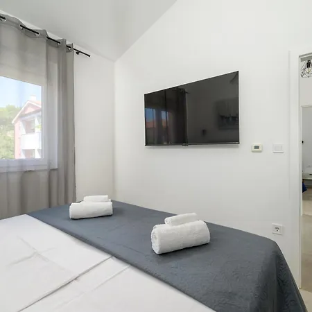 J&j New Real Estate 2024 - Free Private Parking And Fast Wi-fi Apartment Pula