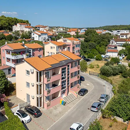 Apartment J&j New Modern Elegant With Balcony And Loggia - Free Private Parking - Fast Wi-fi And 3 Air Conditioners Pula