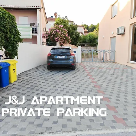 J&j New Modern Elegant With Balcony And Loggia - Free Private Parking - Fast Wi-fi And 3 Air Conditioners * Póla